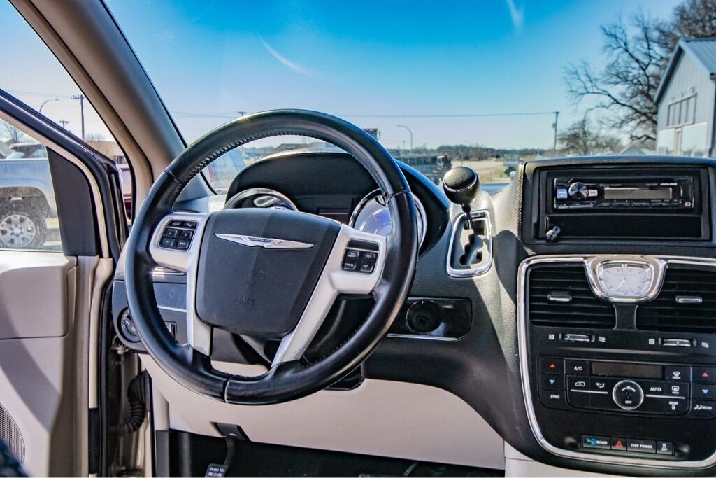 2014 Chrysler Town and Country 77