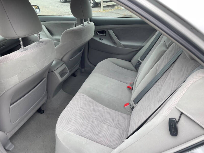 2011 Toyota Camry SE photo 9