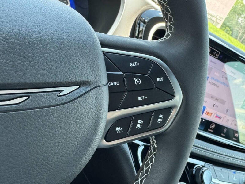 2027 Chrysler Pacifica Select