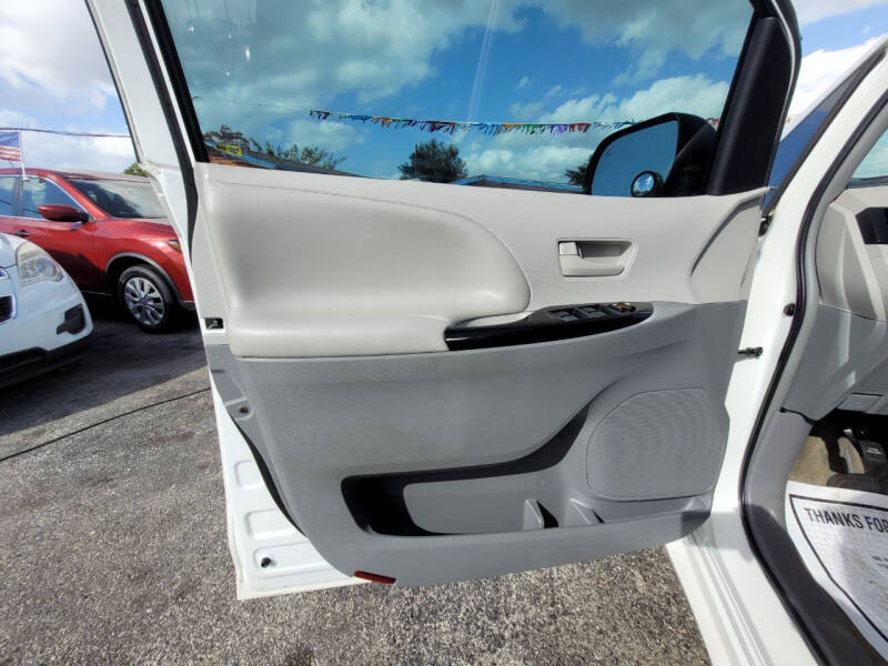 2014 Toyota Sienna LE 8-Passenger