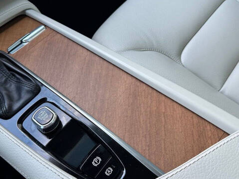 2022 Volvo XC90 T6 Momentum 7-Passenger