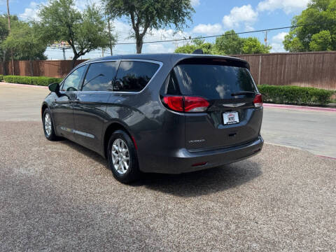 2022 Chrysler Voyager LX