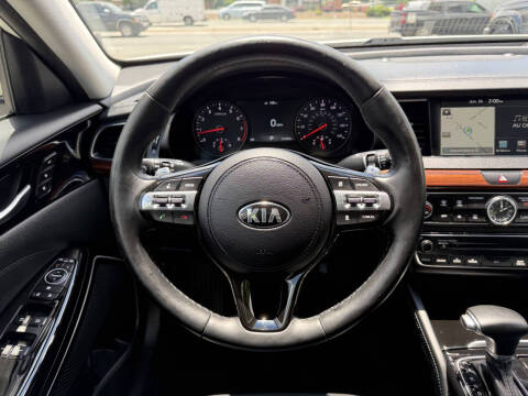 2017 Kia Cadenza Technology
