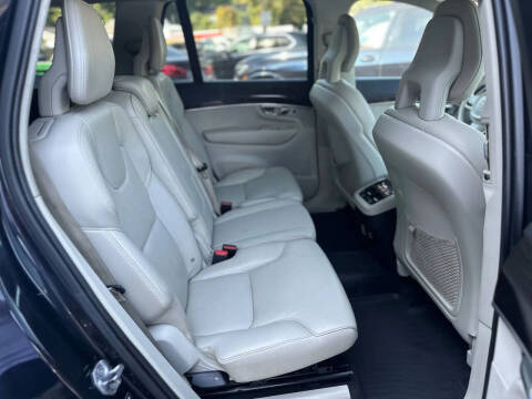 2017 Volvo XC90 T6 Momentum