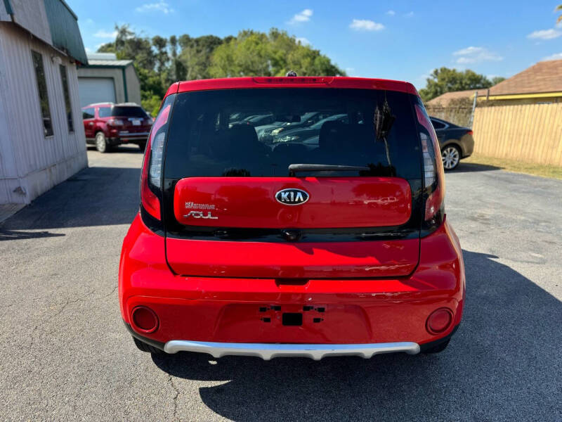 2017 Kia Soul null photo 18