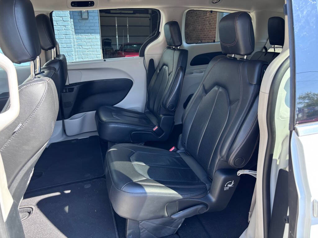 2019 Chrysler Pacifica for sale at Michael Johnson @ Allens Auto Sales Hopkinsville in Hopkinsville, KY