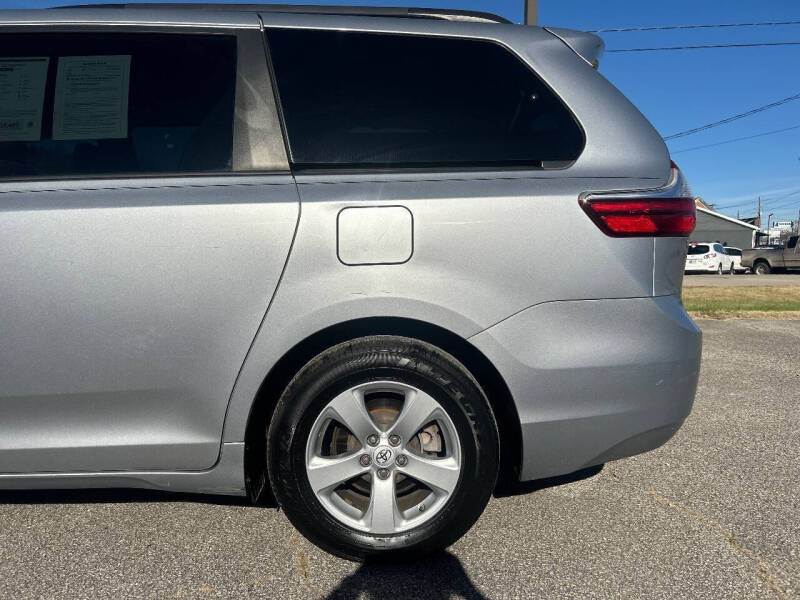 2017 Toyota Sienna LE 8-Passenger