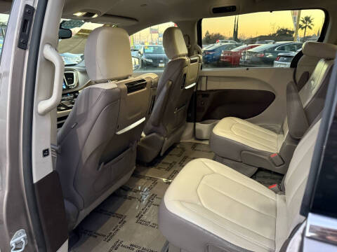 2017 Chrysler Pacifica Touring-L Plus