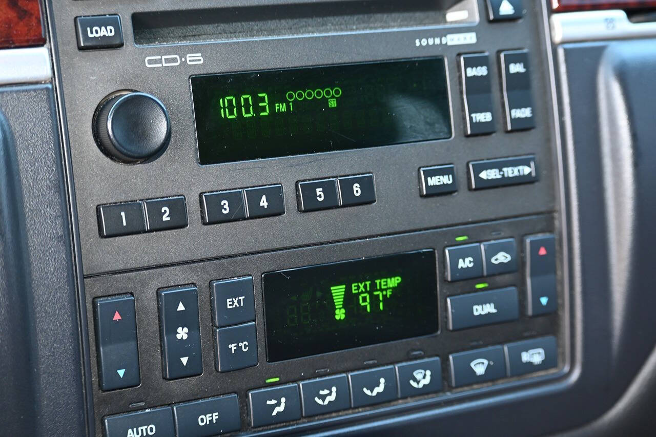 2011 Lincoln Town Car 12