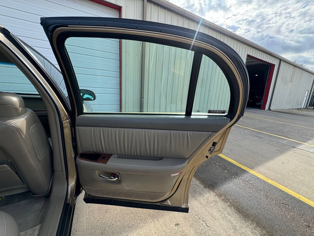 2000 Buick Park Avenue for sale at Carnival Car Company in Victoria, TX