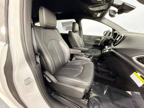2027 Chrysler Pacifica Select