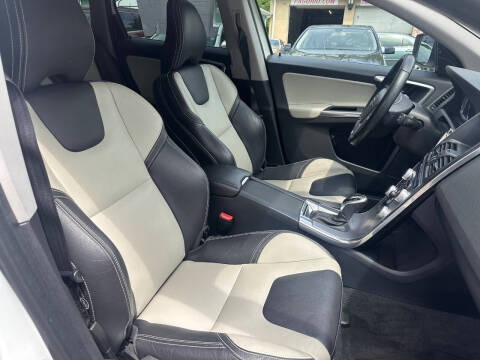 2017 Volvo XC60 T6 Dynamic