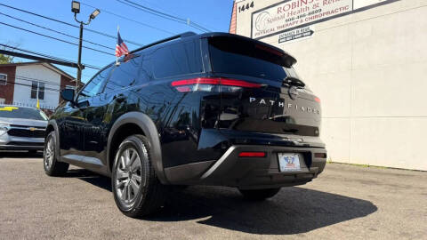 2024 Nissan Pathfinder SV