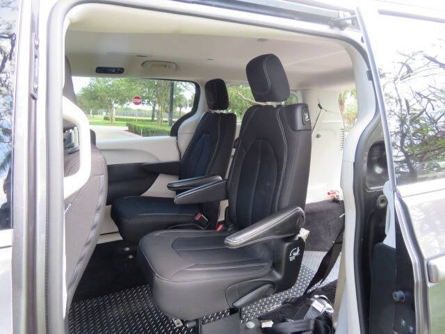 2022 Chrysler Voyager LX