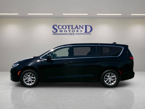 2025 Chrysler Pacifica Select Photo
