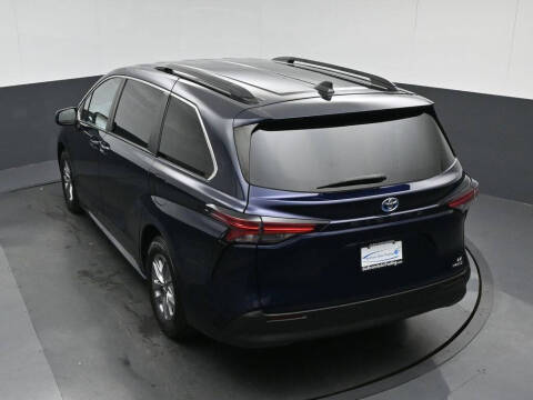 2022 Toyota Sienna LE 8-Passenger