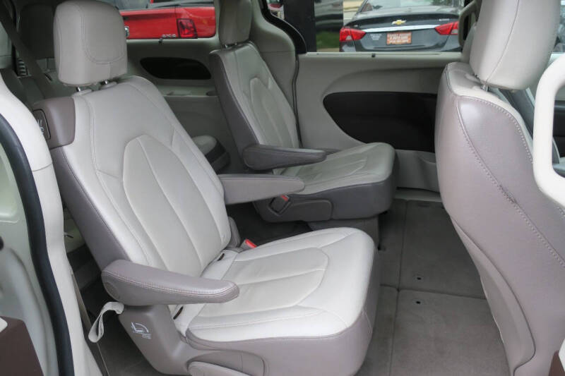 2017 Chrysler Pacifica Touring-L