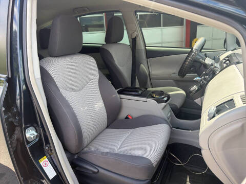 2017 Toyota Prius v Two