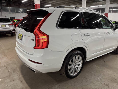 2016 Volvo XC90 T6 Momentum