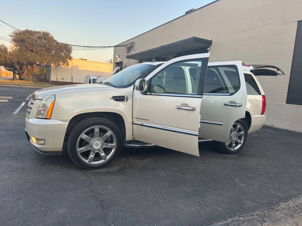 2008 Cadillac Escalade for sale at Sarenco Auto Inc in Dallas, TX