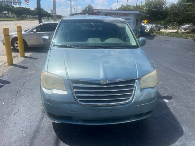 2009 CHRYSLER Town and Country Minivan - $4,999