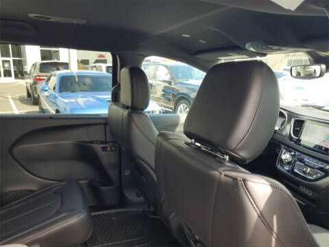 2025 Chrysler Pacifica Select