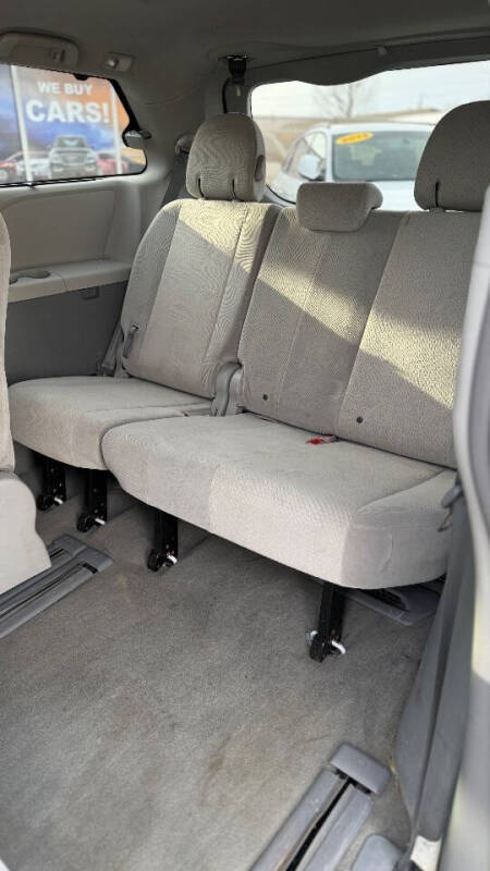 2012 Toyota Sienna LE 8-Passenger