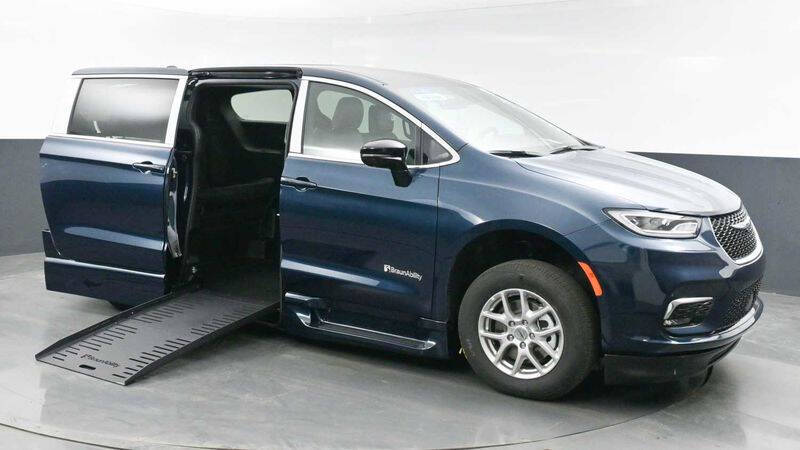 2025 Chrysler Pacifica Select's photo