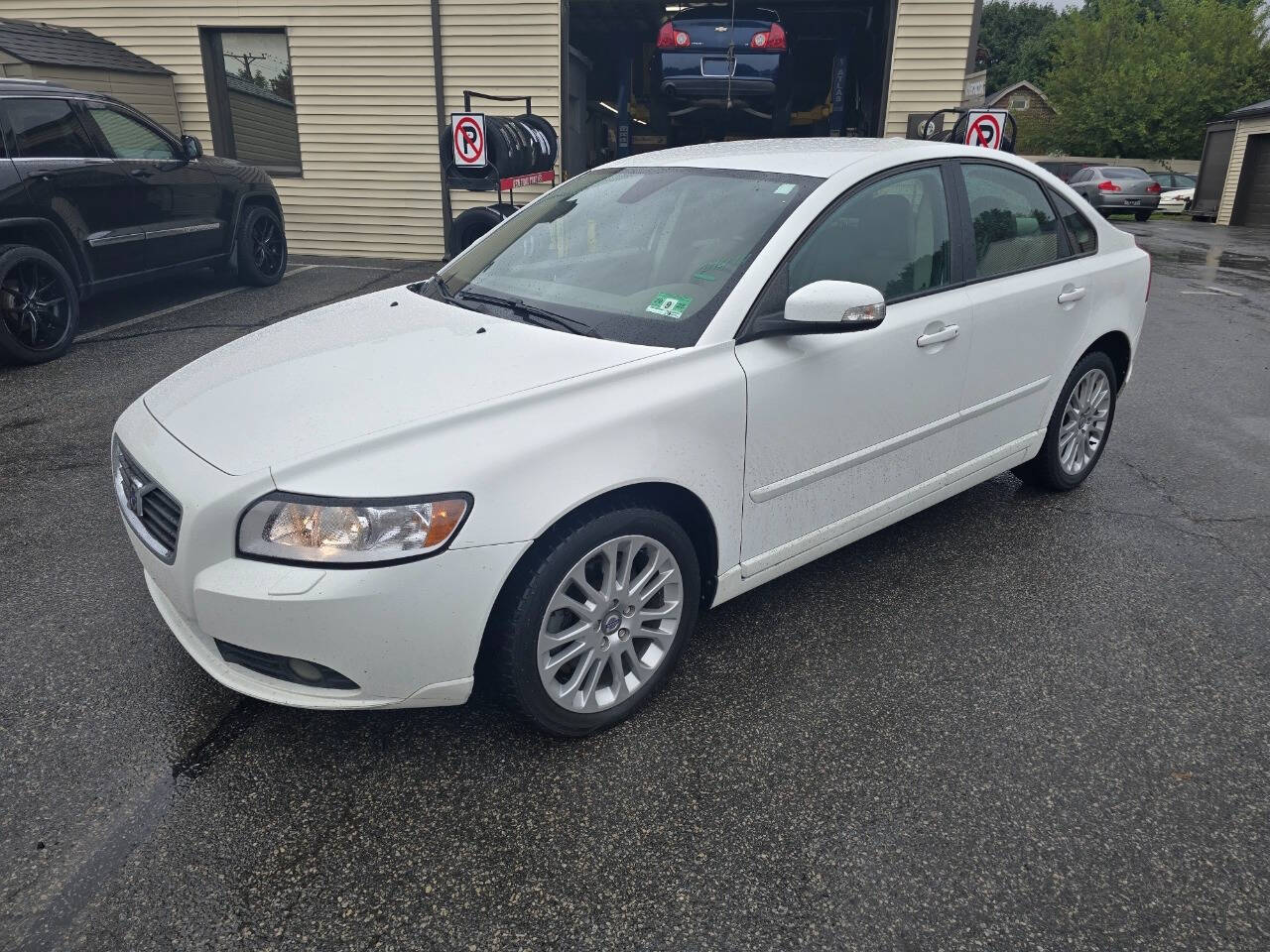 2008 Volvo S40 for sale at QUEENSGATE AUTO SALES in York, PA