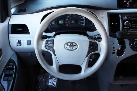 2013 Toyota Sienna LE 8-Passenger