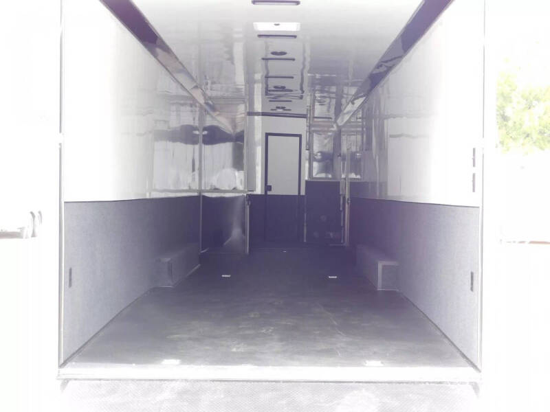 2026 United Trailers 53' Full Bathroom