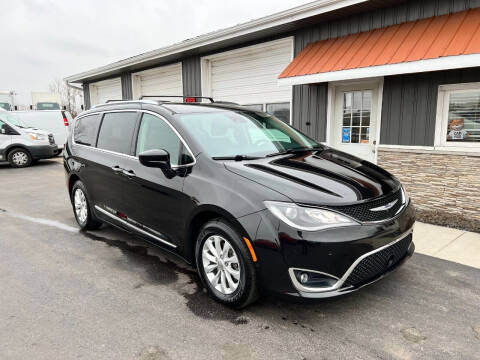 2019 Chrysler Pacifica for sale at PARKWAY AUTO in Hudsonville MI