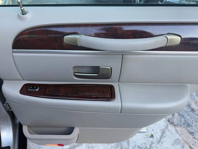 2007 Lincoln Town Car Signature Limited