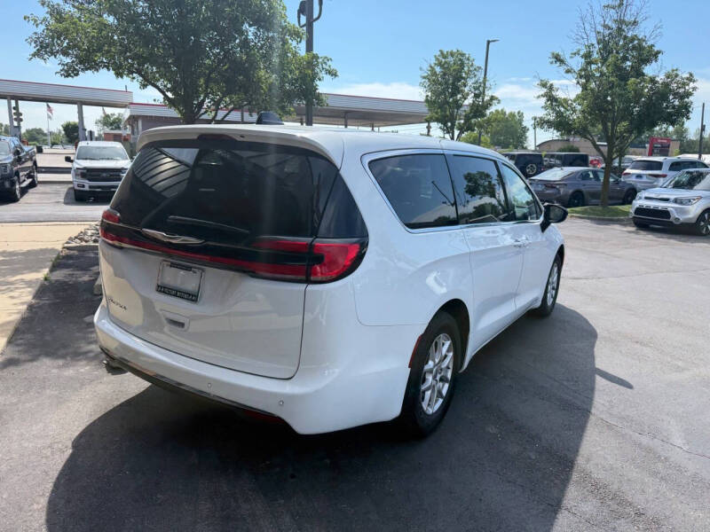 2025 Chrysler Pacifica Select