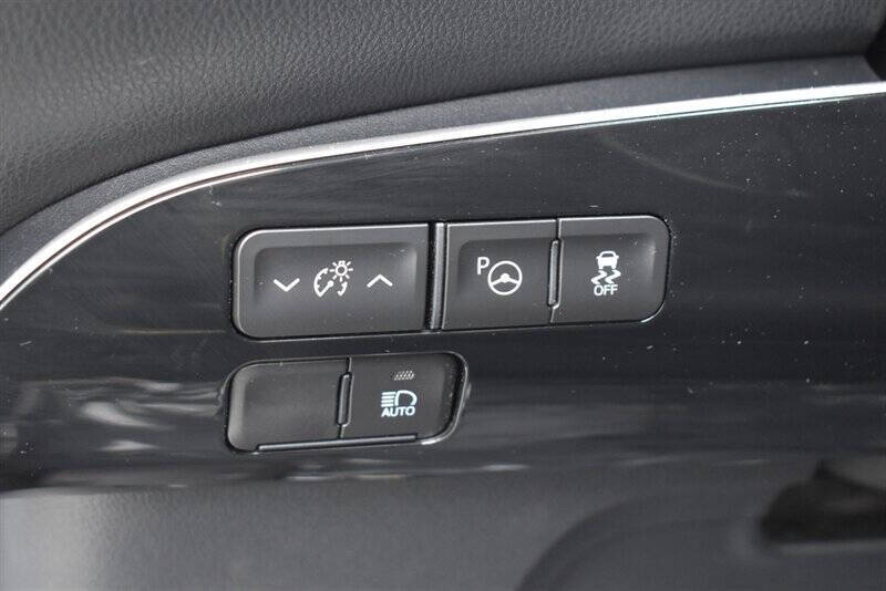 2022 Toyota Prius LE