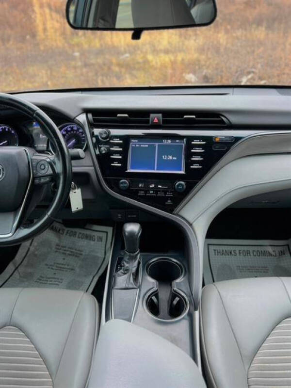 2019 Toyota Camry SE photo 19