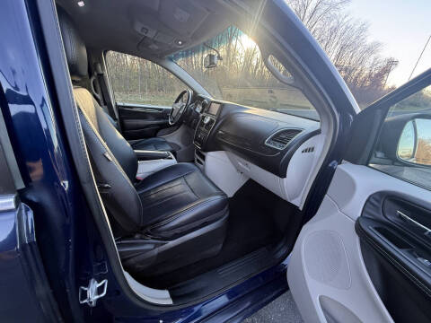 2013 Chrysler Town and Country Touring