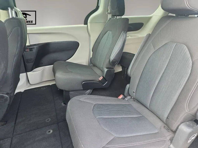 2022 Chrysler Voyager LX
