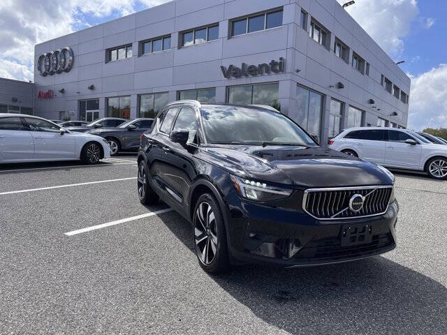 2025 Volvo XC40 B5 Plus Bright Theme