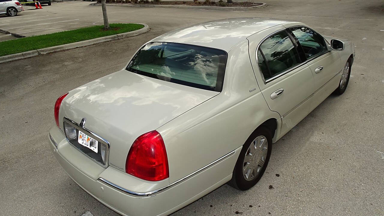 2004 Lincoln Town Car 8