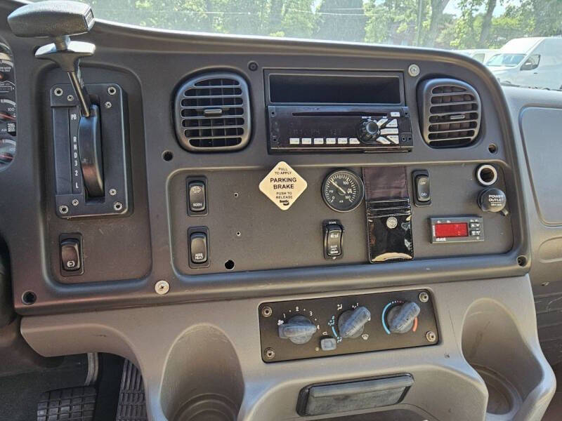 2014 Freightliner M2 106