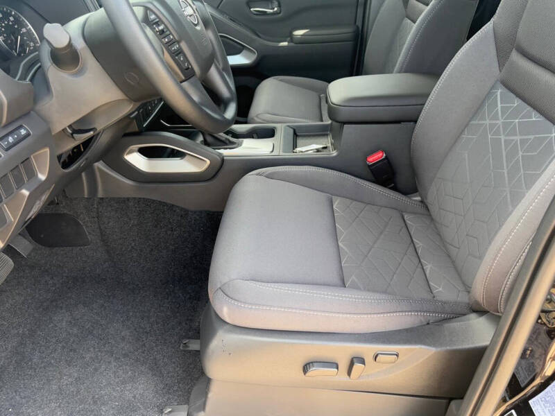 2025 Nissan Frontier SV