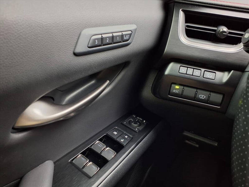 2023 Lexus UX 250h F SPORT Handling