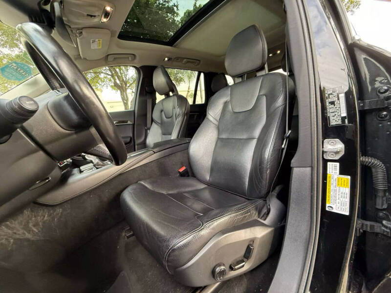 2016 Volvo XC90 T6 Momentum