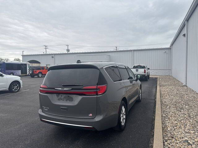 2025 Chrysler Pacifica Select