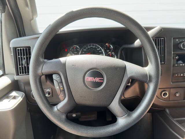 2018 GMC Savana Passenger LT photo 16