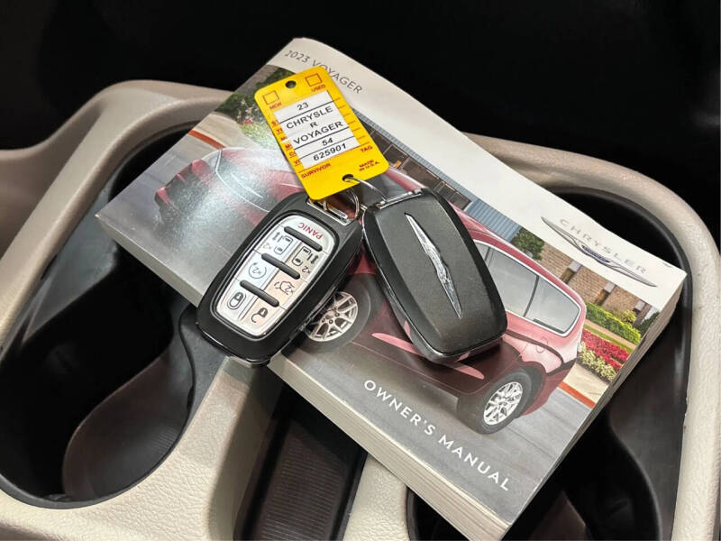 2023 Chrysler Voyager LX