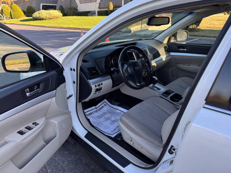 2013 Subaru Outback Premium photo 11