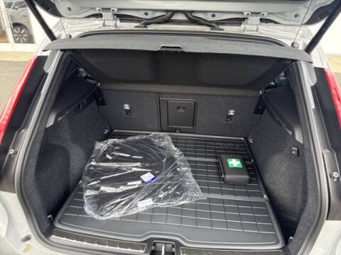 2025 Volvo XC40 B5 Ultra Bright Theme