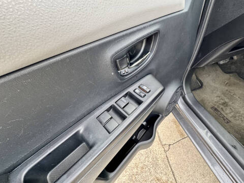 2013 Toyota Yaris 5-Door LE